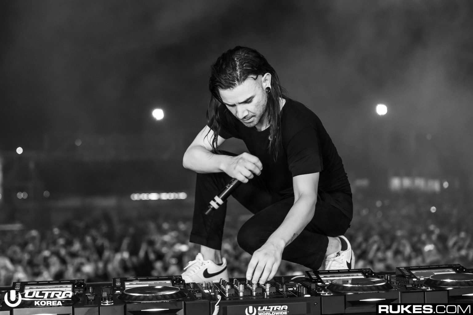 Skrillex faces heat for standing on DJ Equipment during his performance in China Rave Jungle